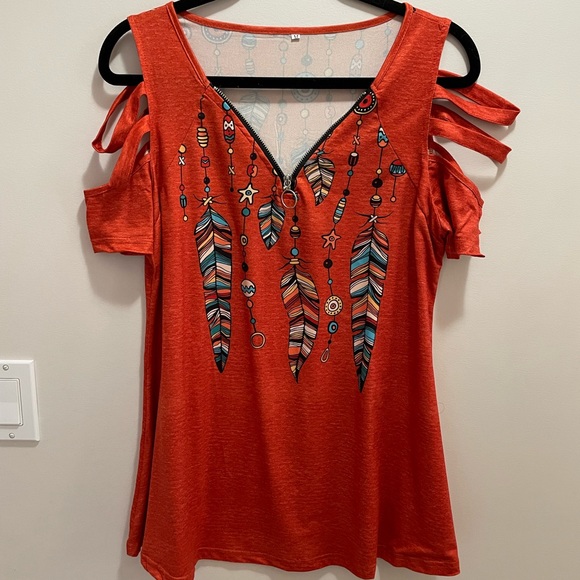 Tops - 2/$20💕Woman’s cold shoulder top M